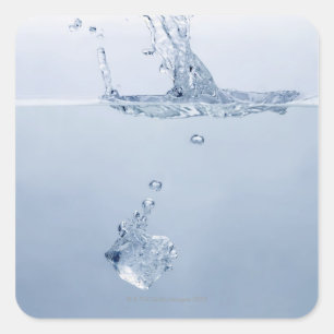 Sticker Carré Cube de glace éclaboussant dans l'eau