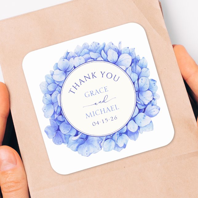 Sticker Carré Élégant Mariage à fleurs bleu Hydrangea (Chic hydrangea wedding favor sticker with customizable text – a stylish way to thank your guests.)