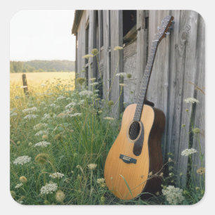 Sticker Carré Guitare acoustique appuyée contre une grange de ca