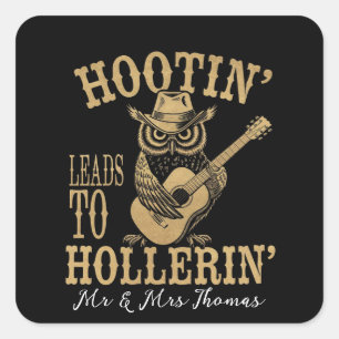 Sticker Carré Hootin’ mène à Hollerin’ - Un Chouette Cowboy Joue