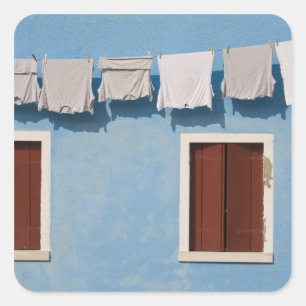 Sticker Carré Italie, Burano. Linge pendu et fenêtres le long