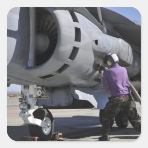 Sticker Carré Le technicien de carburant d'aviation attache un