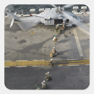 Sticker Carré Les marines disposent à embarquer un MH-60S