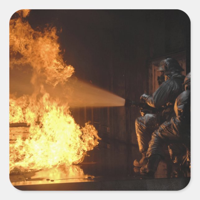 Sticker Carré Les pompiers éteignent un feu simulé de batterie (Devant)
