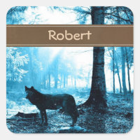 Loup noir customisé seul dans la forêt