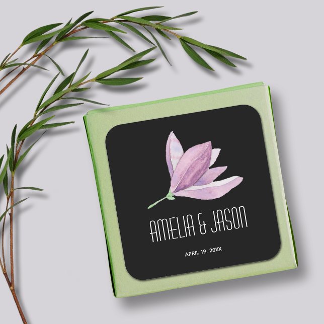 Sticker Carré Mariage floral Magnolia violet Faveur sur Noir (Magnolia Floral Wedding Favor Black Square Stickers)