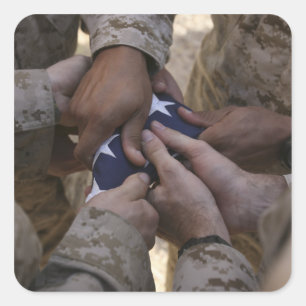 Sticker Carré Marines plient un drapeau américain