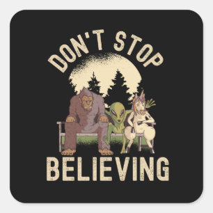 Sticker Carré N'arrêtez pas de croire - Drôle OVNI Bigfoot