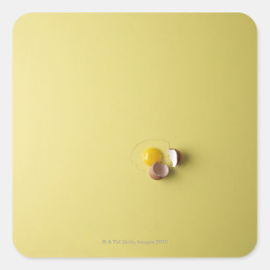 Sticker Carré oeuf fissuré sur arrière - plan jaune