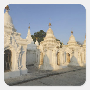 Sticker Carré Pagode Kuthodaw à Mandalay, connue sous le nom de
