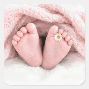 Sticker Carré Pieds de bébé fille avec une marguerite blanche