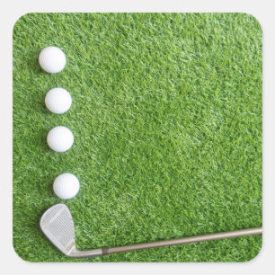 Sticker Carré Quatre balles de golf sont sur l'herbe verte avec