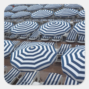 Sticker Carré Rangées des parapluies de plage rayés avec des