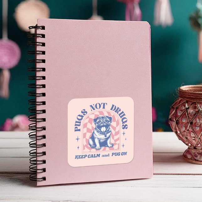 Sticker Carré Restez calme et Carlin sur les Carlins rétro et no (This fun design showcases an adorable retro pug with muted pink and colors.)