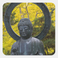 Statue de Bouddha dans les jardins japonais Golden