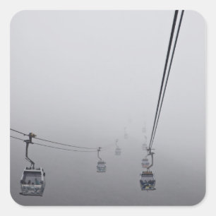 Sticker Carré Téléphérique de Ngong Ping dans un brouillard épai