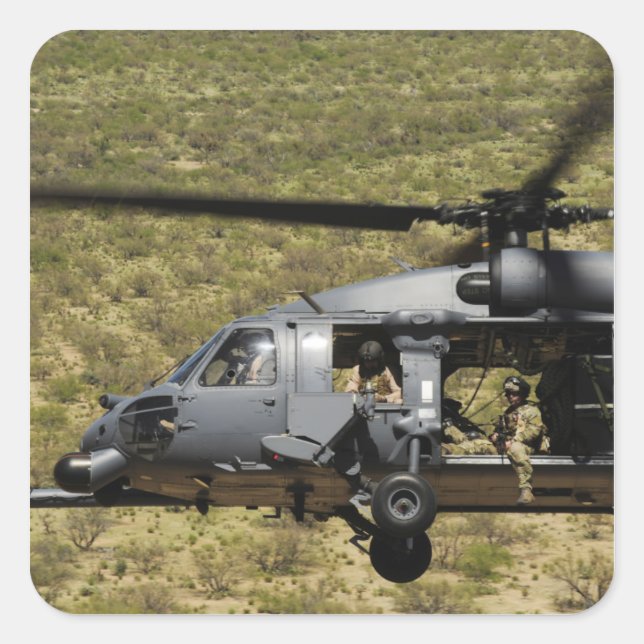Sticker Carré Un HH-60 Pave Hawk survole le désert (Devant)