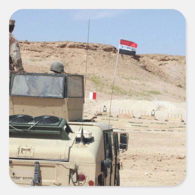 Sticker Carré Un instructeur regarde comme un soldat de l'armée  (Devant)