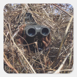 Sticker Carré Un observateur de scouts pratique la technique d'o