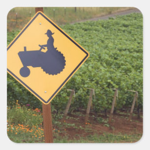 Sticker Carré Un panneau de signalisation de tracteur jaune trav