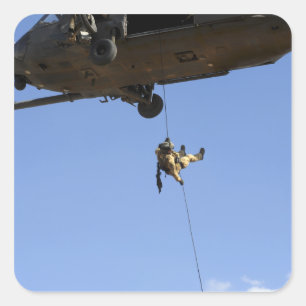 Sticker Carré Un pararescueman rappels d'un HH-60