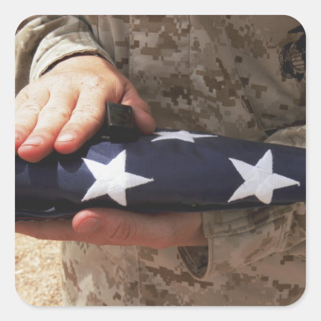 Sticker Carré Un soldat tient le drapeau américain (Devant)