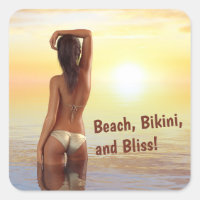 Une fille en bikini en mer au coucher du soleil