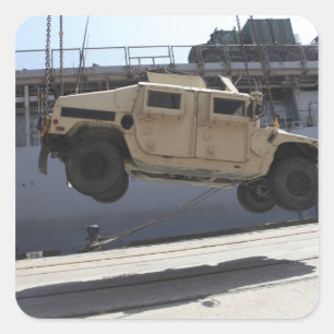 Sticker Carré Une grue monte un M998 Humvee