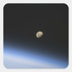 Sticker Carré Une lune gibbbeuse évidente au-dessus de