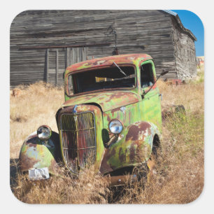 Sticker Carré Voiture rouillée devant une ferme abandonnée