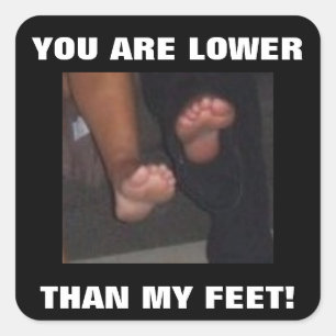 STICKER CARRÉ VOUS ÊTES INFÉRIEURE À MES PIEDS !