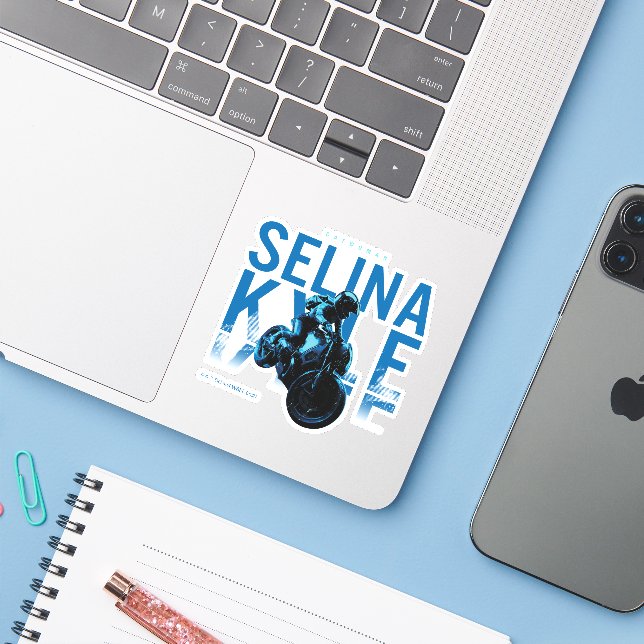 Sticker Catwoman Selina Kyle Motorcycle (Ordinateur portable avec iPhone)