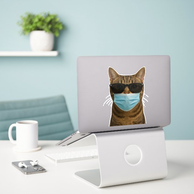 Sticker Chat cool avec des nuances et un masque (Ordinateur portable sur le bureau)