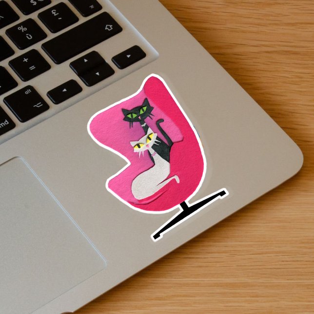 Sticker Chats atomiques noir blanc assis sur une chaise ro (Mid century black and white cats sitting in mod hot pink chair on a vinyl sticker.)
