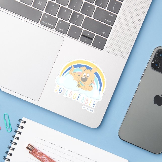 Sticker Chiot Scooby-Doo "tellement adorable" (Ordinateur portable avec iPhone)