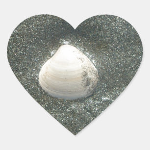 Sticker Cœur Beau coquillage dans le sable : Un souvenir salé