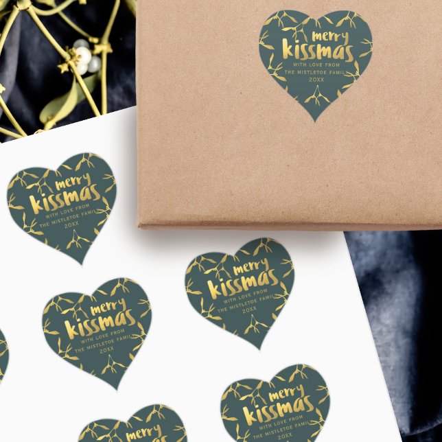 Sticker Cœur Gold Mistletoe Joyeux Kissmas Noël (Add your family name and date to these green and faux gold foil Merry Kissmas stickers)
