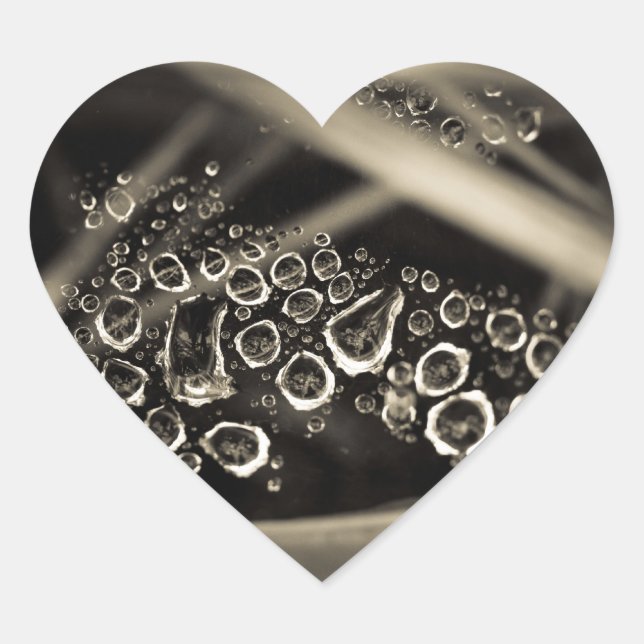 Sticker Cœur gouttes d'eau sur le web (Devant)