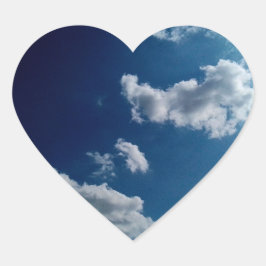 Sticker Cœur Nuages blancs, sur un ciel bleu foncé
