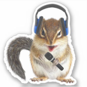 Sticker DJ chipmunk drôle avec casque et microphone.