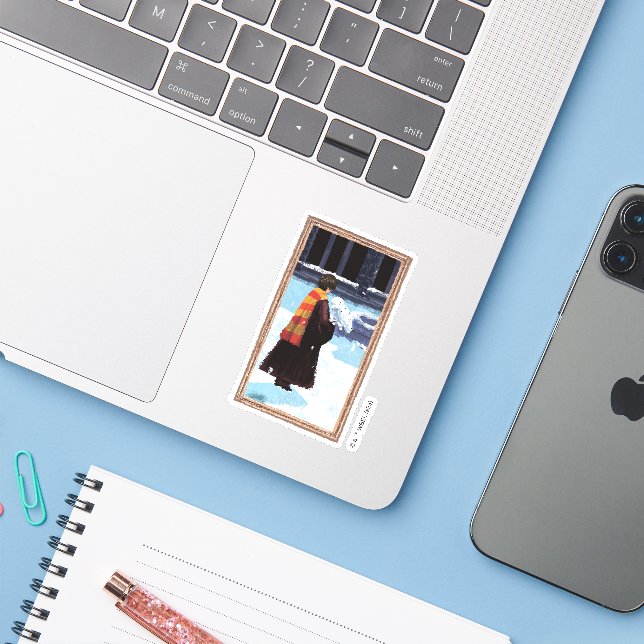 Sticker HARRY POTTER™ et Hedwig dans la cour de HOGWARTS™ (Ordinateur portable avec iPhone)