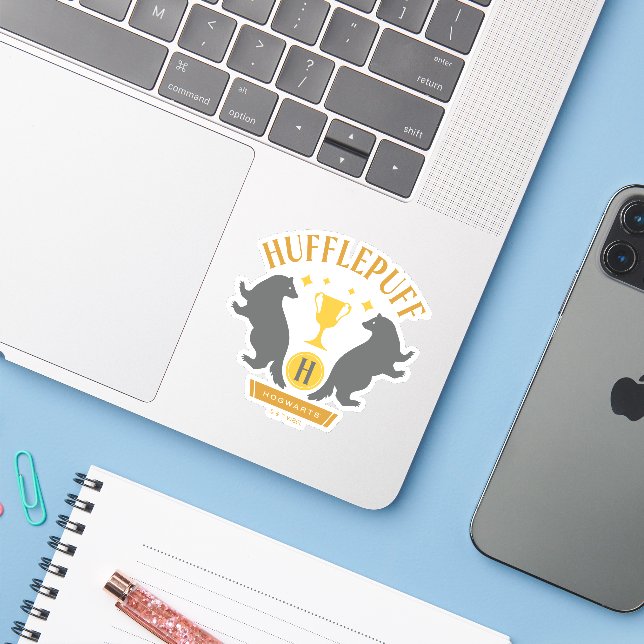 Sticker HUFFLEPUFF™ Badger and Cup House Pride Graphisme (Ordinateur portable avec iPhone)