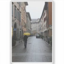 Marcher Dans La Pluie À Bergamo