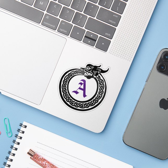 Sticker Monogramme personnalisé Style Celtique Ouroboros (Ordinateur portable avec iPhone)