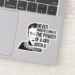 Sticker Ne jamais sous-estimer le pouvoir d'une fille avec