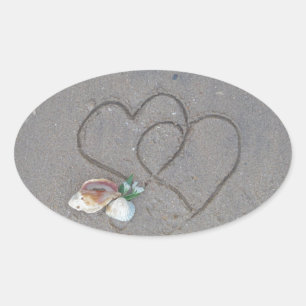 Sticker Ovale 2 Coeurs dans le sable avec des coquillages