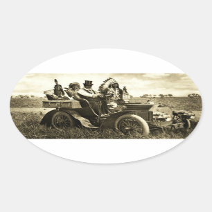 STICKER OVALE APACHES ET GERONIMO CONDUISANT UNE AUTOMOBILE