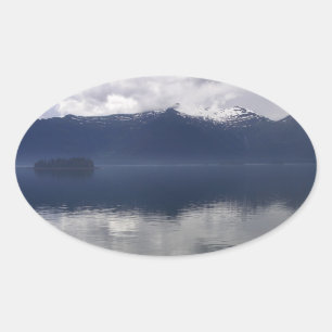 Sticker Ovale Misty Alaskan Sea dans les tons bleu