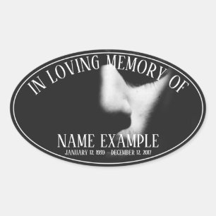 Sticker Ovale Un visage endormi dans une demi-ombre