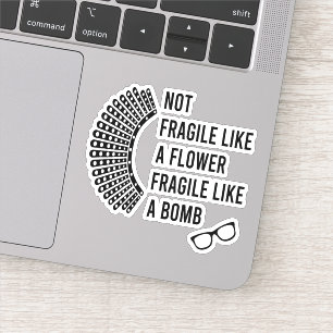 Sticker Pas fragile comme une fleur fragile comme une bomb
